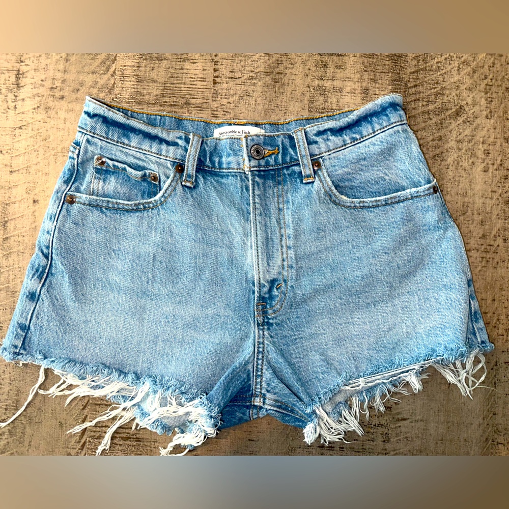 A&F Curve Love High Rise 90s Cutoff Short in MEDIUM (size 26)